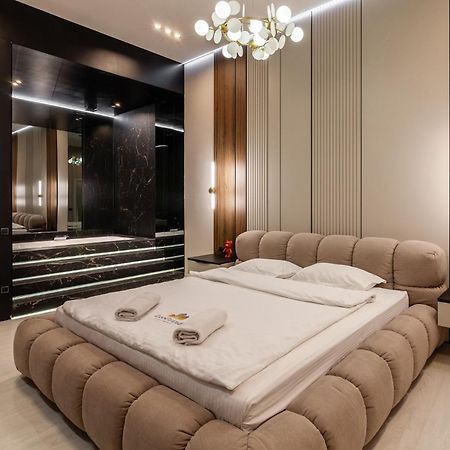 リヴィウLeogrand Jacuzzi On Malaniuka 2アパートメント エクステリア 写真
