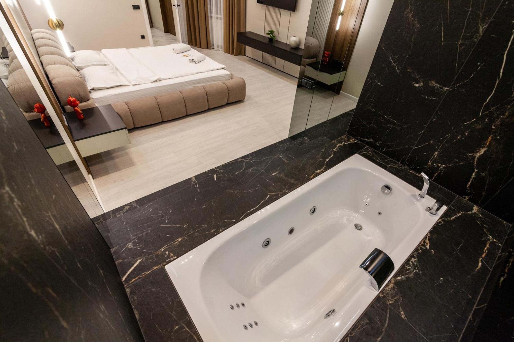 リヴィウLeogrand Jacuzzi On Malaniuka 2アパートメント エクステリア 写真