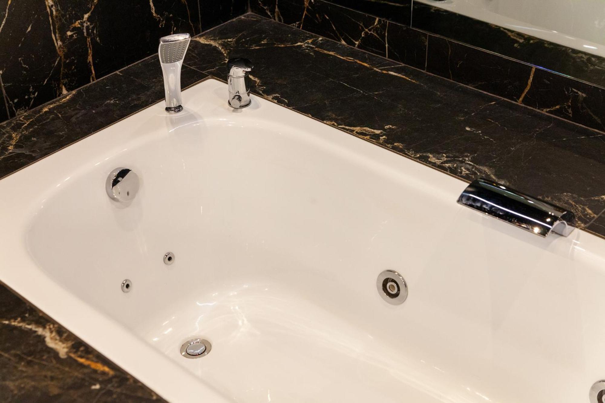 リヴィウLeogrand Jacuzzi On Malaniuka 2アパートメント エクステリア 写真